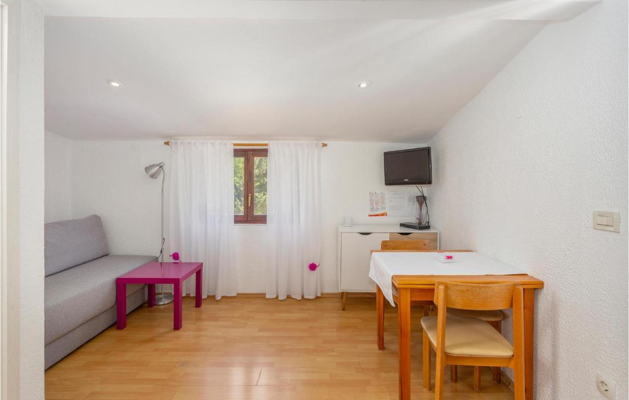 Beautiful Apartment In Omisalj With Kitchen ภายนอก รูปภาพ